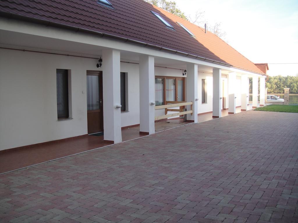 Hotel Paks Panzio Esterno foto